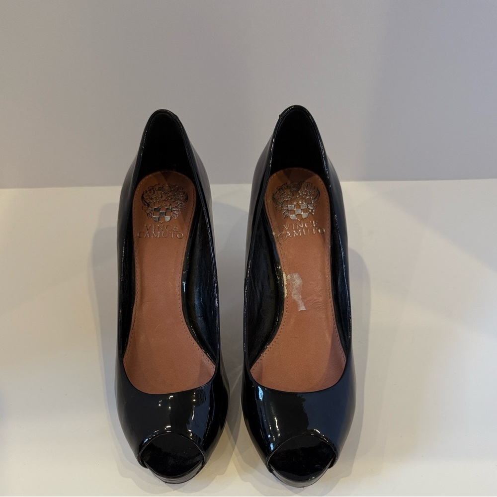 Classic and elegant Vince Camuto‎ black patent leather peep-toe pumps.
